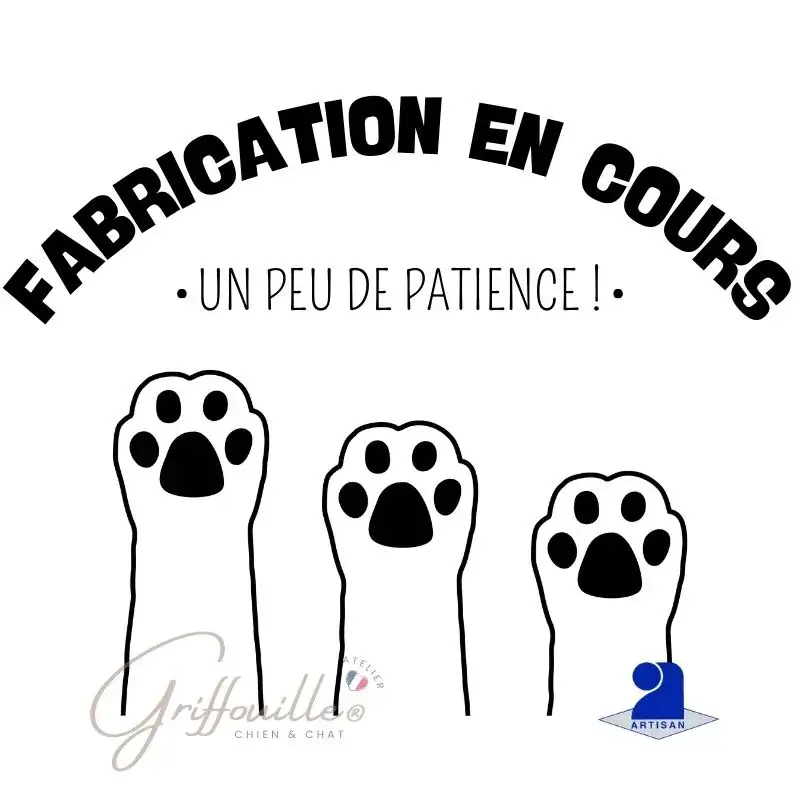 Support double gamelle surélevé design, taille S, avec pieds noirs et plateau naturel Griffouille en cours de fabrication.