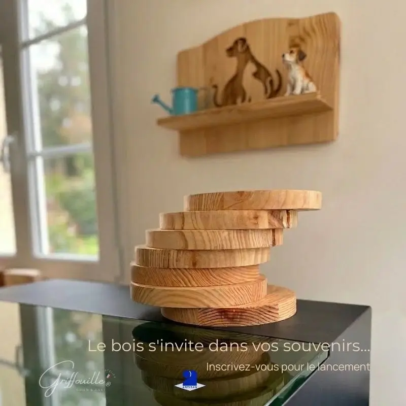 Préparation artisanale de portraits animaliers : disques de bois brut sur machine de gravure laser Griffouille®