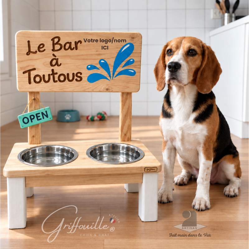 Bar à toutous professionnel en bois avec espace logo personnalisable, chien beagle, cuisine