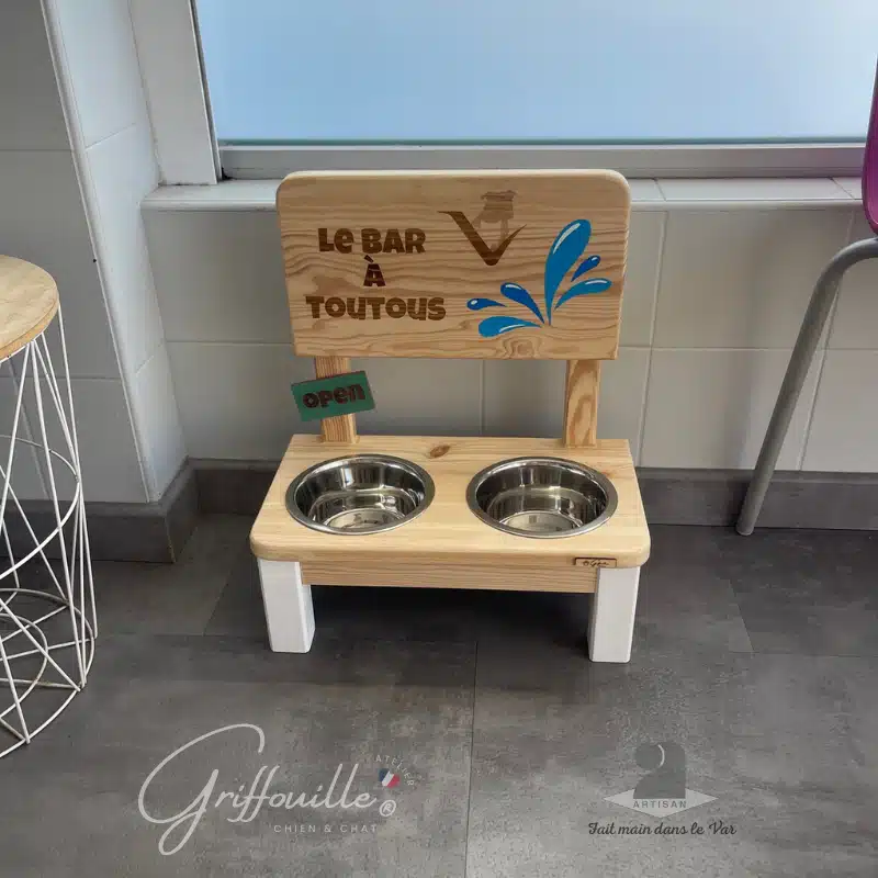 Bar à toutous en bois personnalisé avec logo client, gamelles inox, pieds blancs