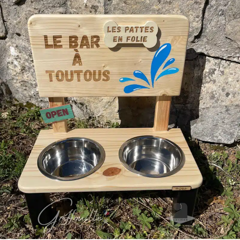 Bar à toutous en bois gravé Les Pattes en Folie, gamelles inox, pieds noirs