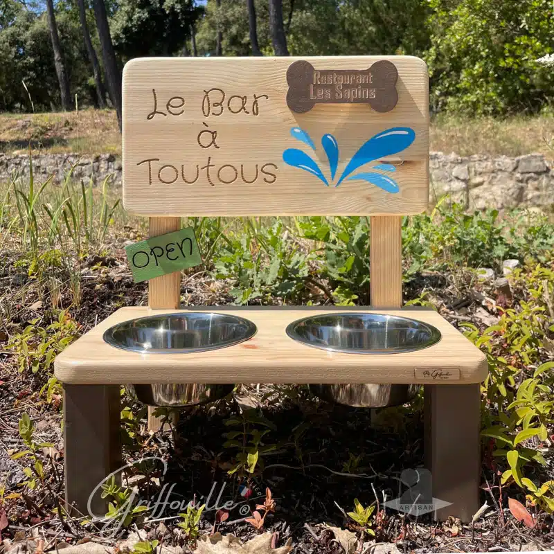 Bar à toutous en bois installé en extérieur pour le Restaurant Les Sapins, accueil chien terrasse