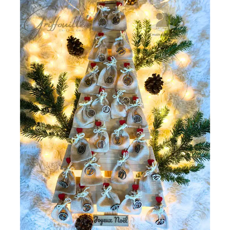 Calendrier de l'Avent sapin en bois avec 24 sacs en jute, dans une ambiance naturelle de Noël