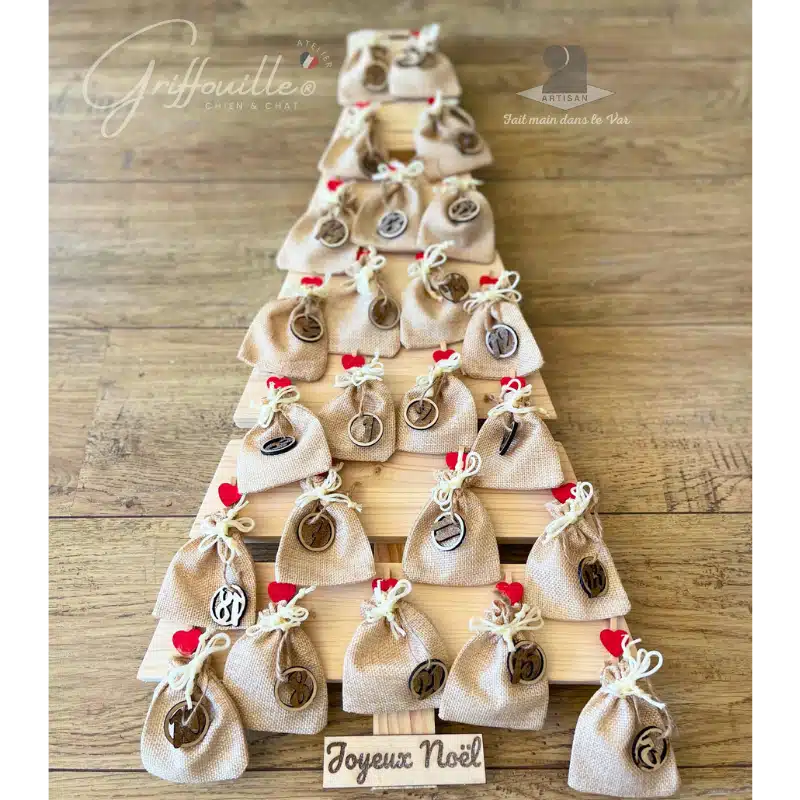 Calendrier de l'Avent sapin en bois artisanal avec 24 sacs en jute numérotés à garnir