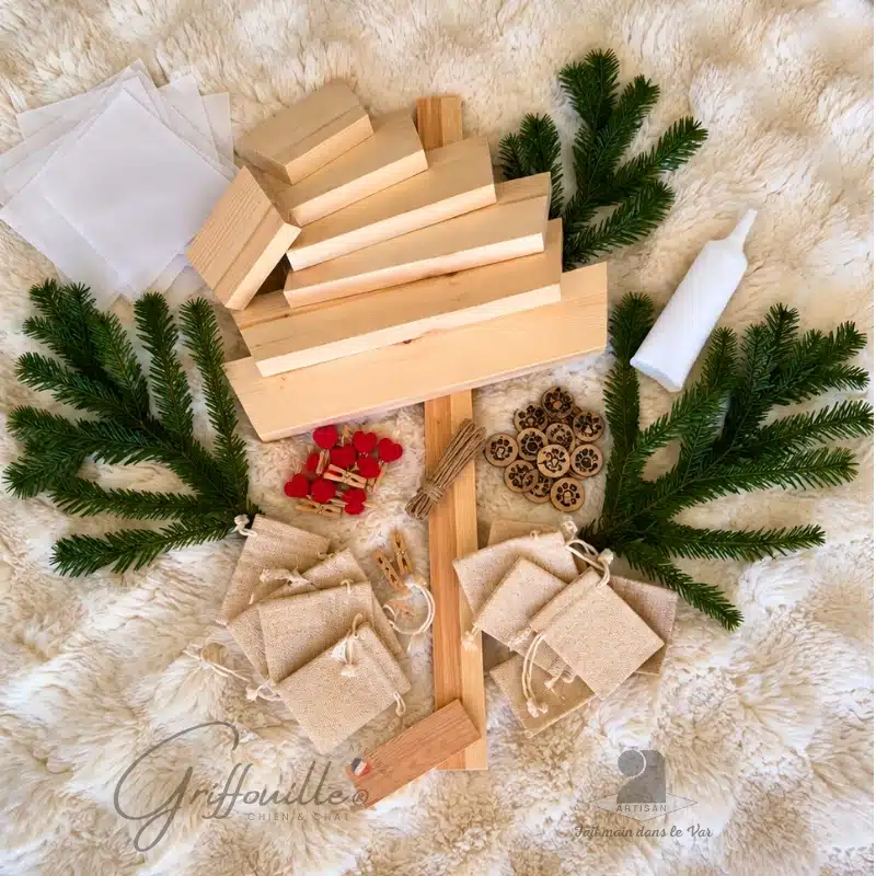 Contenu du kit calendrier de l'Avent sapin en bois avec lames, sacs en jute, médaillons numérotés, papier sulfurisé et colle